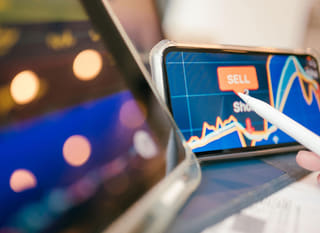 Analityk wielorynkowy badający możliwości handlu Bitcoin, Ethereum oraz forex